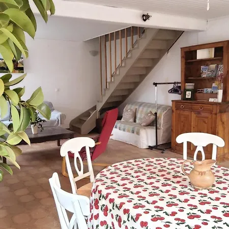 Chambres D'hotes La Maison Sous Les Etoiles بيت ضيافة *