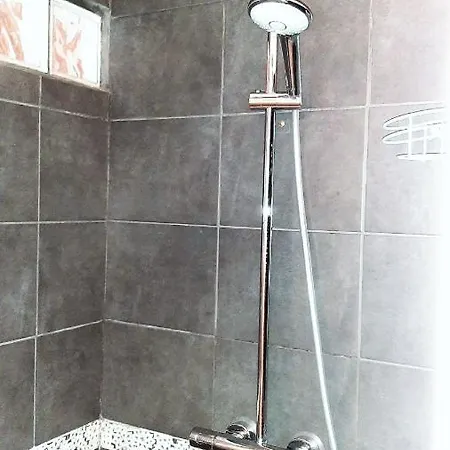 Chambres D'hotes La Maison Sous Les Etoiles بيت ضيافة *