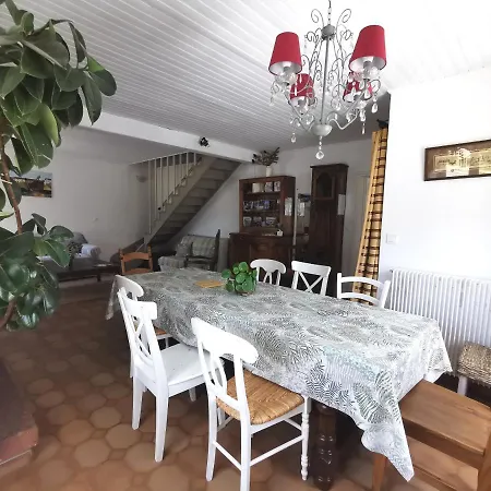 Chambres D'hotes La Maison Sous Les Etoiles بيت ضيافة *